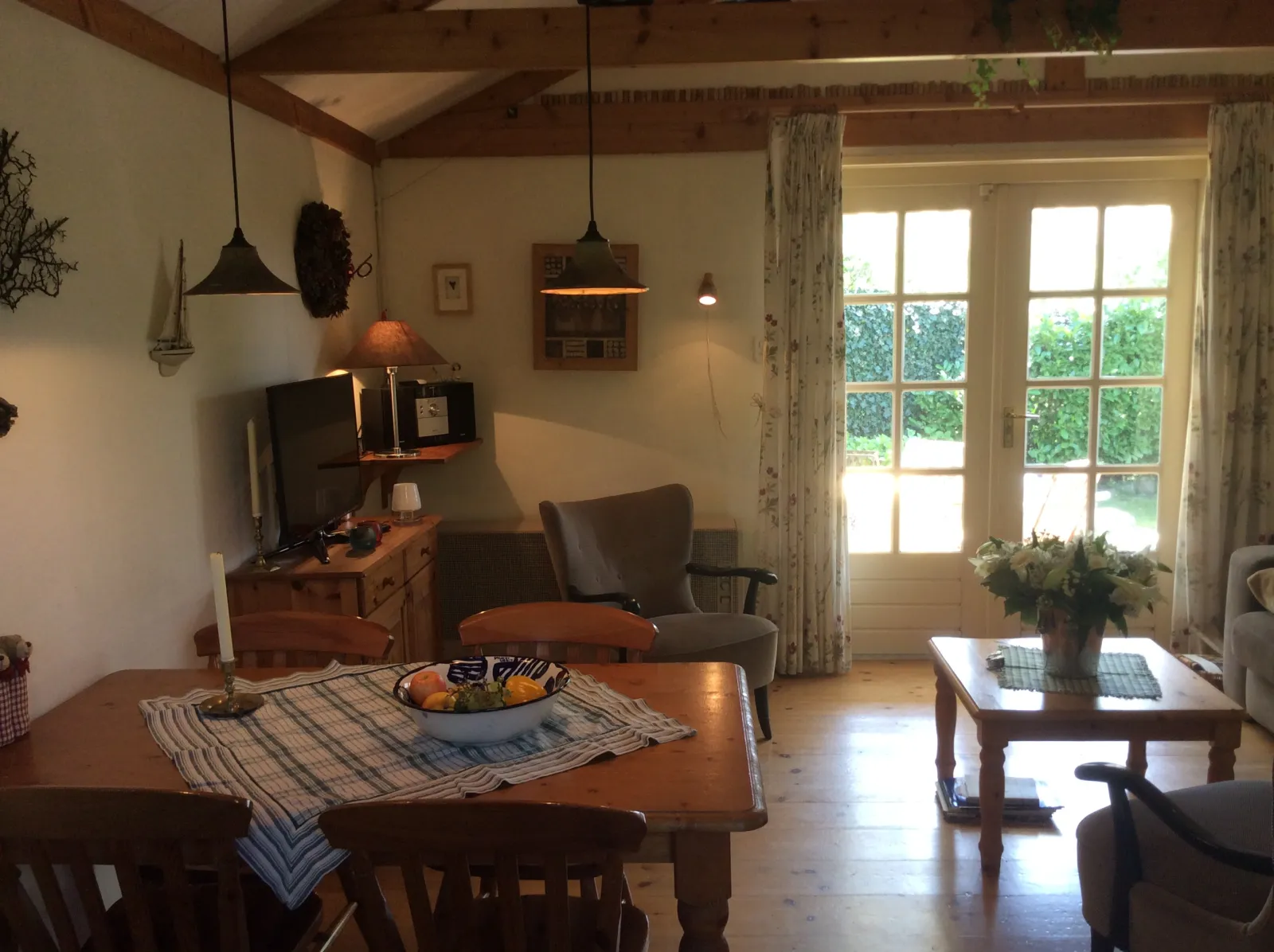 Woonkamer detail met bloemen en warm licht