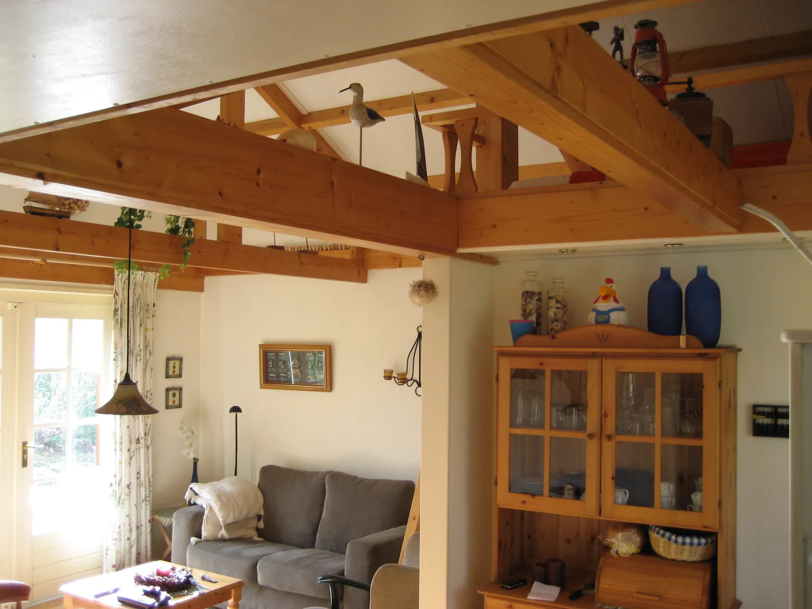 Zithoek met bank, servieskast en houten balken